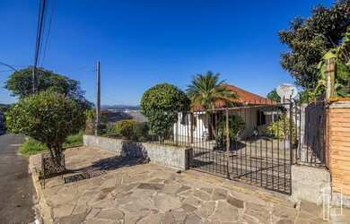 Imagem: A casa possui 3 Dormitórios, 2 Banheiros, 1 Vaga na garagem