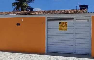 Imagem: A casa possui 3 Dormitórios, 1 Banheiro, 2 Vagas na garagem