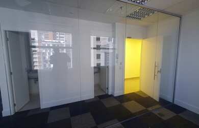 Imagem: O depósito possui 2 Vagas na garagem, 83m² de Área e está