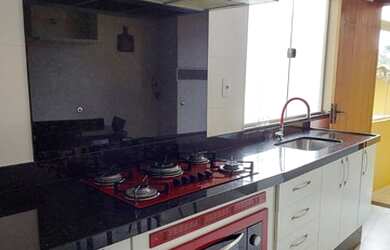 Imagem: O apartamento possui 3 Dormitórios, 1 Banheiro, 1 Vaga na garagem