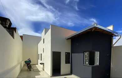 Imagem: A casa possui 2 Dormitórios, 1 Banheiro, 2 Vagas na garagem