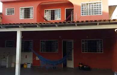 Imagem: A casa possui 3 Dormitórios, 2 Banheiros, 5 Vagas na garagem