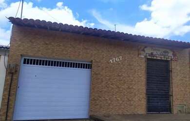 Imagem: A casa possui 3 Dormitórios, 1 Banheiro e 2 Vagas na garagem