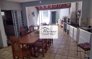 Imagem: A casa possui 3 Dormitórios, 3 Banheiros, 2 Vagas na garagem