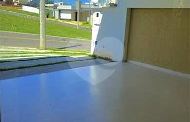 Imagem: A casa possui 3 Dormitórios, 3 Banheiros, 4 Vagas na garagem