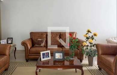 Imagem: A casa possui 4 Dormitórios, 3 Banheiros, 2 Vagas na garagem