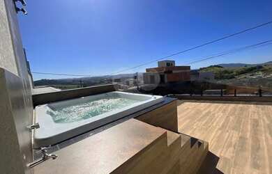 Imagem: A casa possui 3 Dormitórios, 2 Banheiros, 2 Vagas na garagem