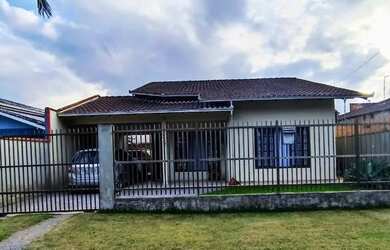 Imagem: A casa possui 3 Dormitórios, 2 Banheiros, 2 Vagas na garagem