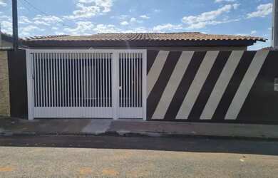 Imagem: A casa possui 3 Dormitórios, 3 Banheiros, 2 Vagas na garagem