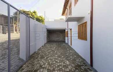 Imagem: A casa possui 2 Dormitórios, 1 Banheiro, 2 Vagas na garagem