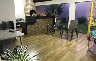 Imagem: A casa possui 4 Dormitórios, 3 Banheiros, 5 Vagas na garagem