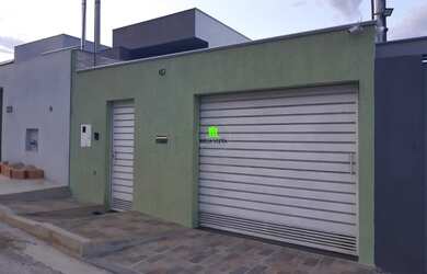 Imagem: A casa possui 3 Dormitórios, 2 Banheiros, 2 Vagas na garagem