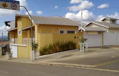 Imagem: A casa possui 2 Dormitórios, 3 Banheiros, 3 Vagas na garagem