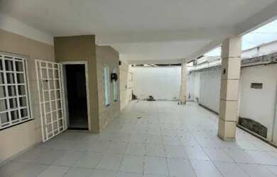 Imagem: A casa possui 3 Dormitórios e 2 Vagas na garagem e está localizado