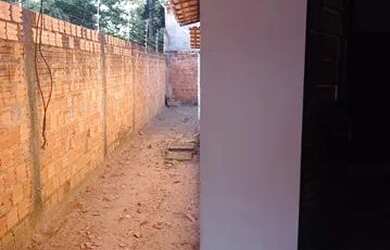 Imagem: A casa possui 2 Dormitórios, 1 Banheiro, Varanda e está localizado