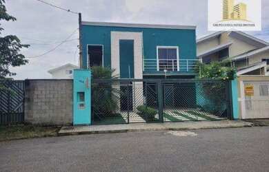 Imagem: A casa possui 4 Dormitórios, 3 Banheiros, 4 Vagas na garagem