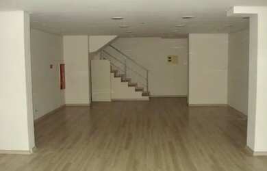 Imagem: O depósito possui 2 Vagas na garagem e 200m² de Área e está