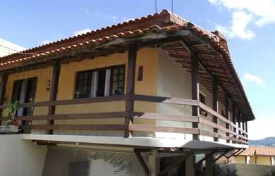 Imagem: A casa possui 4 Dormitórios, 3 Banheiros, 5 Vagas na garagem