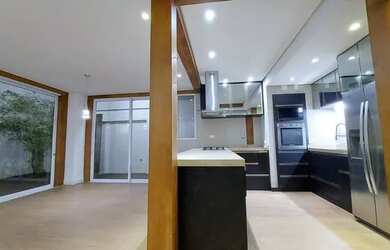 Imagem: A casa possui 4 Dormitórios, 5 Banheiros, 3 Vagas na garagem