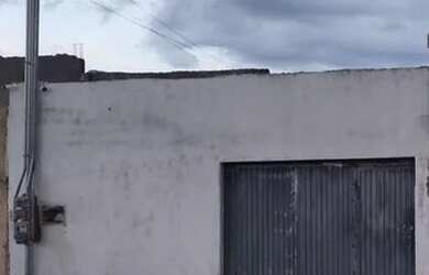 Imagem: A casa possui 2 Dormitórios, 1 Banheiro, 2 Vagas na garagem