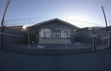 Imagem: A casa possui 3 Dormitórios, 1 Banheiro, 3 Vagas na garagem