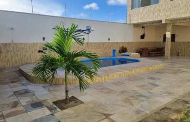 Imagem: A casa possui 4 Dormitórios, Acomodam 20 pessoas, 4 Vagas na