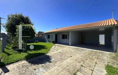 Imagem: A casa possui 3 Dormitórios, 2 Banheiros, 2 Vagas na garagem