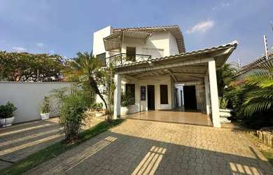 Imagem: A casa possui 5 Dormitórios, 5 Banheiros, 4 Vagas na garagem