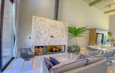 Imagem: A casa em condomínio possui 3 Dormitórios, 4 Banheiros, 2