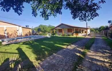 Imagem: A casa possui 3 Dormitórios, 3 Banheiros, 3 Vagas na garagem