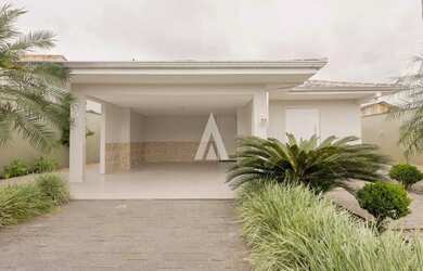 Imagem: A casa possui 2 Dormitórios, 3 Banheiros, 2 Vagas na garagem