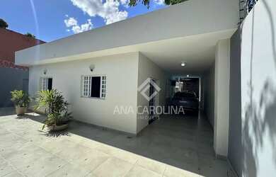 Imagem: A casa possui 3 Dormitórios, 1 Banheiro, 2 Vagas na garagem