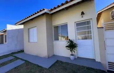 Imagem: A casa possui 3 Dormitórios, 2 Banheiros, 1 Vaga na garagem