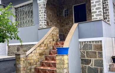 Imagem: A casa possui 4 Dormitórios, 3 Banheiros e 1 Vaga na garagem