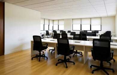 Imagem: O depósito possui 5 Vagas na garagem, 362m² de Área e está