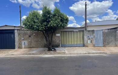 Imagem: A casa possui 2 Dormitórios, 1 Banheiro, 2 Vagas na garagem