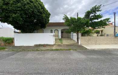 Imagem: A casa possui 3 Dormitórios, 2 Banheiros, 1 Vaga na garagem