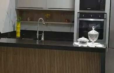 Imagem: A casa possui 4 Dormitórios, 3 Banheiros, 4 Vagas na garagem