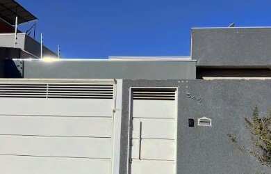 Imagem: A casa possui 3 Dormitórios, 2 Banheiros, 2 Vagas na garagem