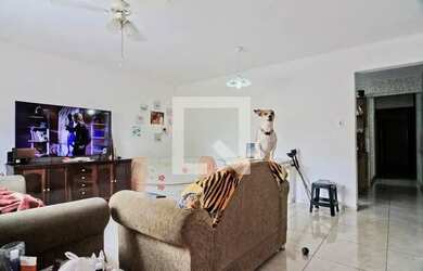 Imagem: A casa possui 5 Dormitórios, 4 Banheiros, 4 Vagas na garagem