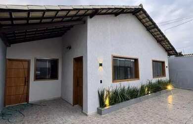 Imagem: A casa possui 4 Dormitórios, 2 Banheiros, 3 Vagas na garagem