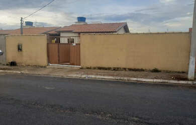 Imagem: A casa possui 2 Dormitórios, 1 Banheiro, 5 Vagas na garagem