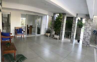 Imagem: A casa possui 4 Dormitórios, 2 Banheiros, 5 Vagas na garagem