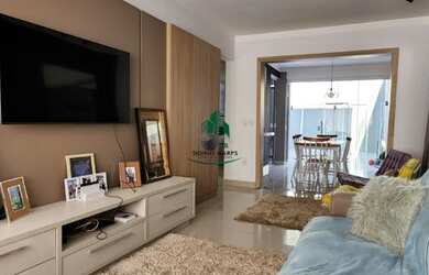 Imagem: A casa possui 3 Dormitórios, 2 Banheiros, 2 Vagas na garagem