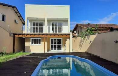 Imagem: A casa possui 3 Dormitórios, 4 Banheiros, 3 Vagas na garagem