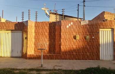 Imagem: A casa possui 4 Dormitórios, 2 Banheiros, 1 Vaga na garagem