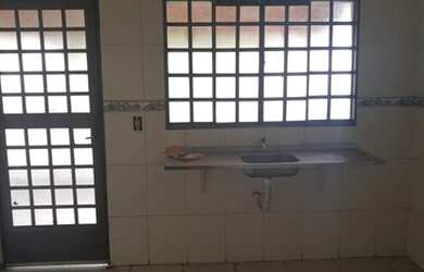 Imagem: A casa possui 3 Dormitórios, 2 Banheiros, 4 Vagas na garagem