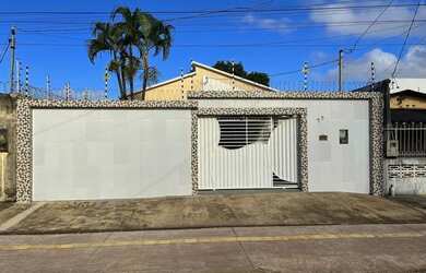 Imagem: A casa possui 3 Dormitórios, 2 Banheiros, 2 Vagas na garagem