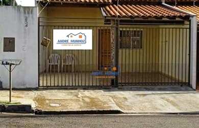 Imagem: A casa possui 2 Dormitórios, 1 Banheiro, 2 Vagas na garagem