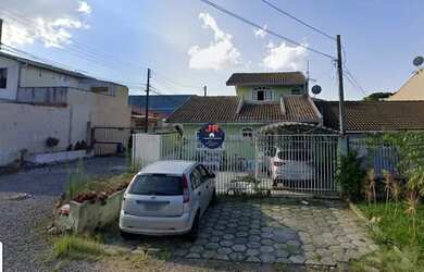 Imagem: A casa possui 4 Dormitórios, 1 Banheiro, 2 Vagas na garagem